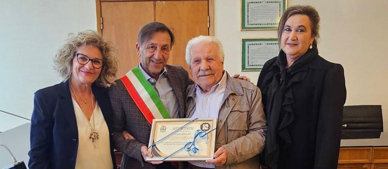 Comacchio premia il barbiere Gino: «Cominciai a 8 anni, ora ne ho 86 e continuo»