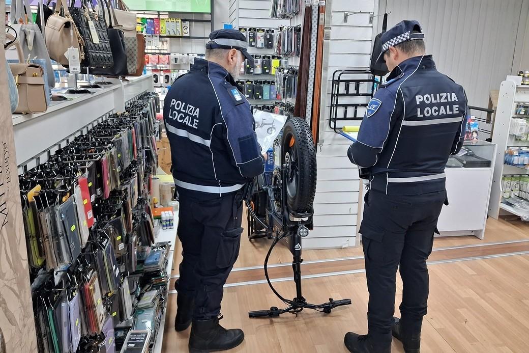 Ferrara, sequestri nel negozio di cicli: titolare denunciata per frode