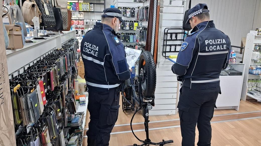 Ferrara, sequestri nel negozio di cicli: titolare denunciata per frode