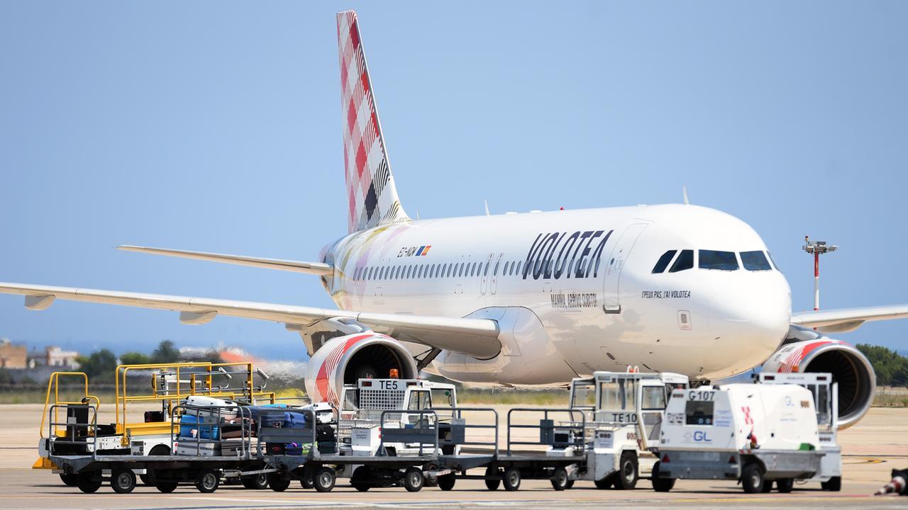 Le low cost colpite dal caro carburante riducono i voli e aumentano i prezzi, ecco perché e cosa fare