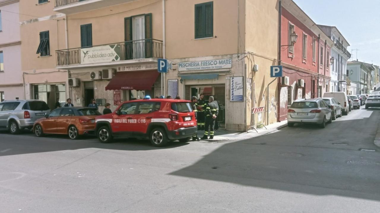 Porto Torres, il solaio rischia di crollare: paura in una pescheria