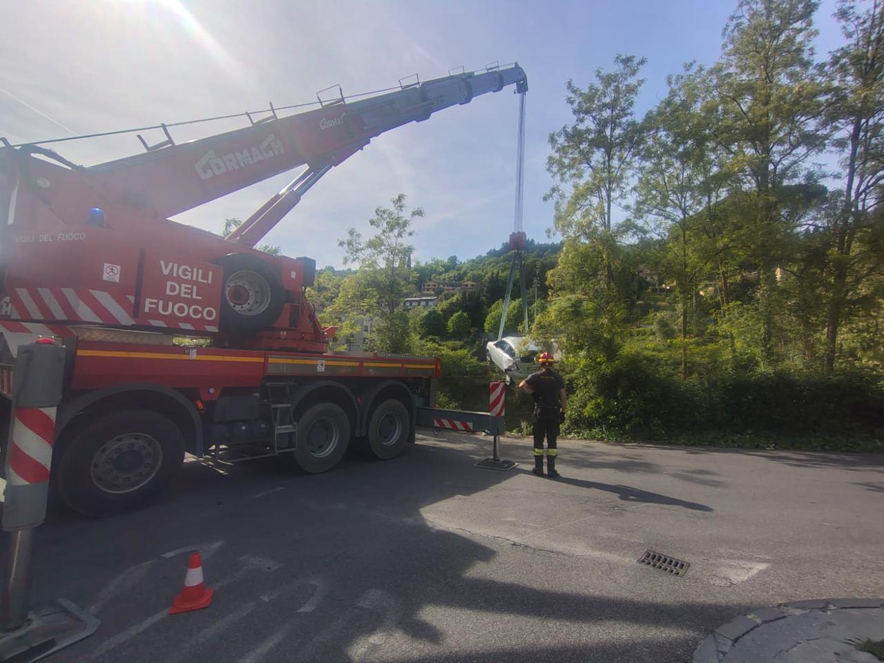 Prato, auto precipita in una scarpata: donna salvata dai carabinieri ma è in condizioni critiche