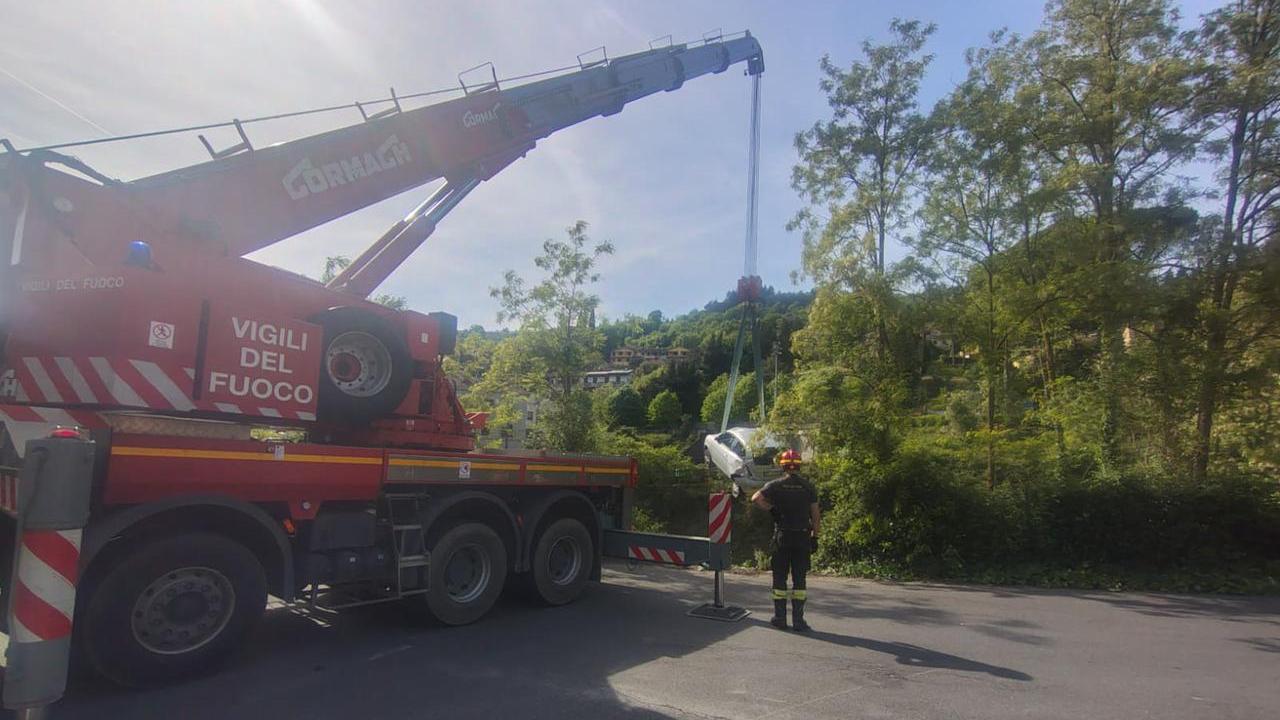 Prato, auto precipita in una scarpata: donna salvata dai carabinieri ma è in condizioni critiche
