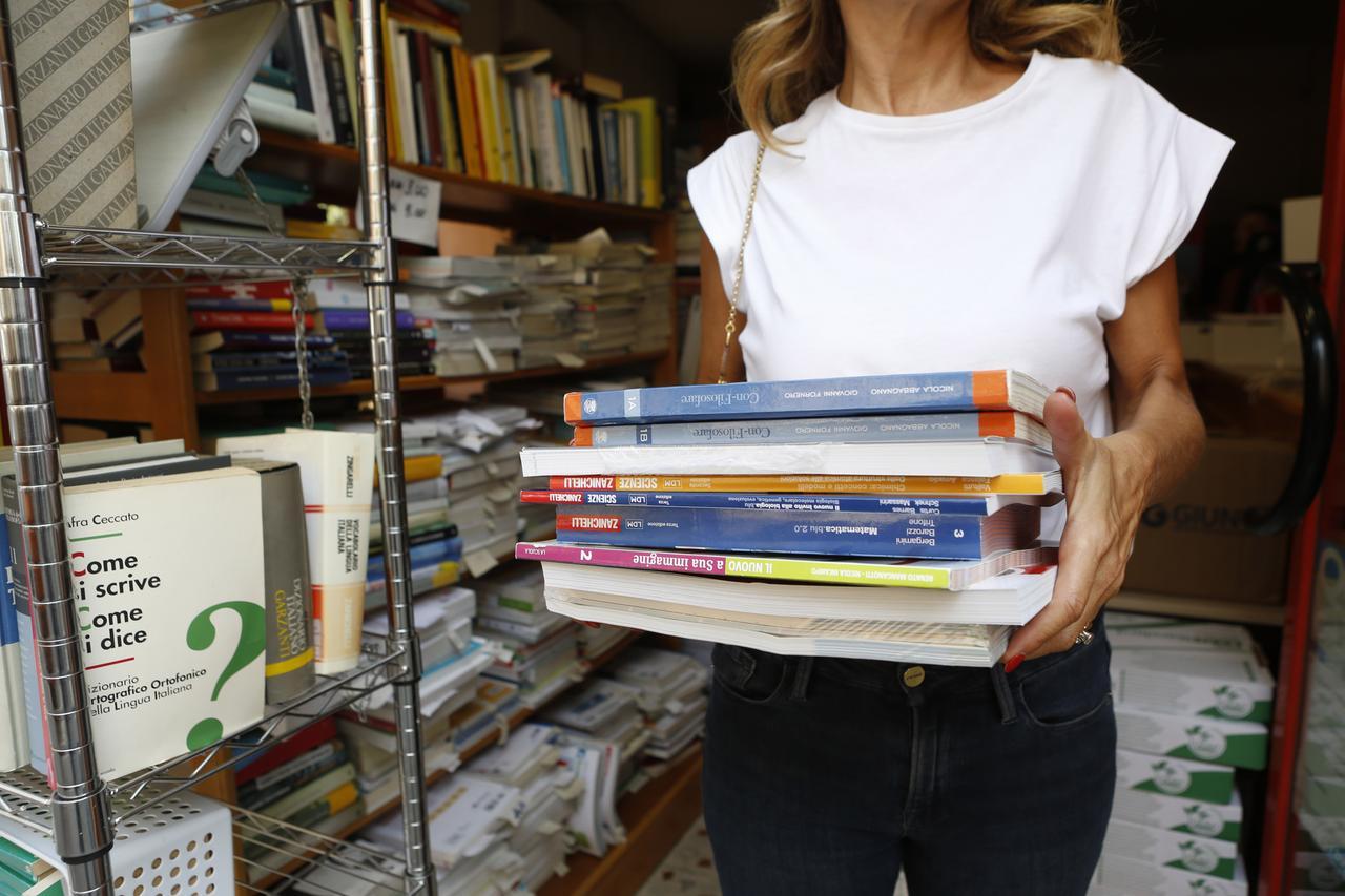 Libri scolastici 2026, stangata in arrivo: ecco quanto costeranno e come accedere agli sconti