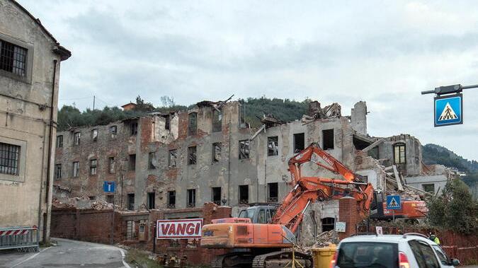 La demolizione di parte dei fabbricati nel 2017 (foto Nucci)