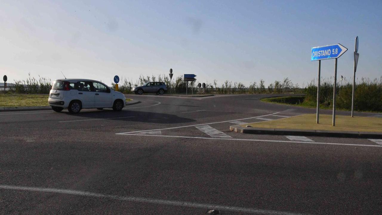 Uno scorcio della strada che da Cabras porta a San Giovanni di Sinis dove sta per essere realizzata la pista ciclabile