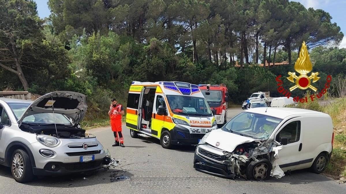 Scontro frontale tra due auto, un uomo finisce in pronto soccorso