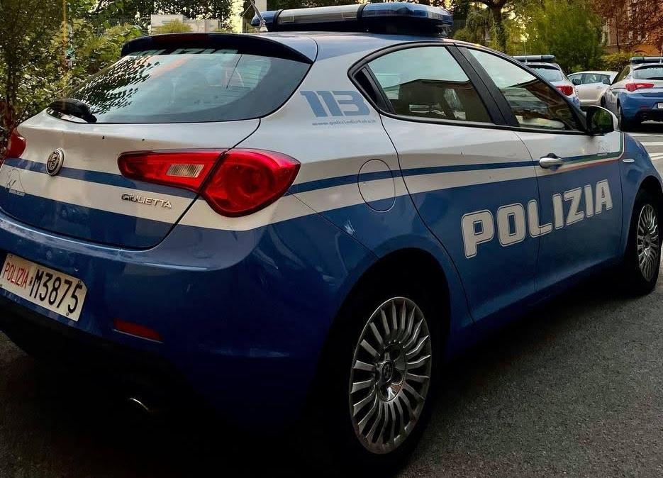Ubriaco dà in escandescenze in ambulatorio e tenta di aggredire i poliziotti intervenuti: denunciato
