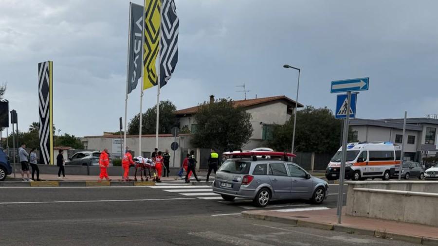 Ragazza investita sulle strisce pedonali dopo essere scesa dal pullman