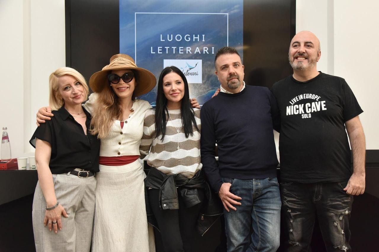 I piccoli paesi diventano “Luoghi letterari” per cinque scrittori. C’è anche Naike Rivelli: «La vacanza intelligente? In Sardegna» – VIDEO