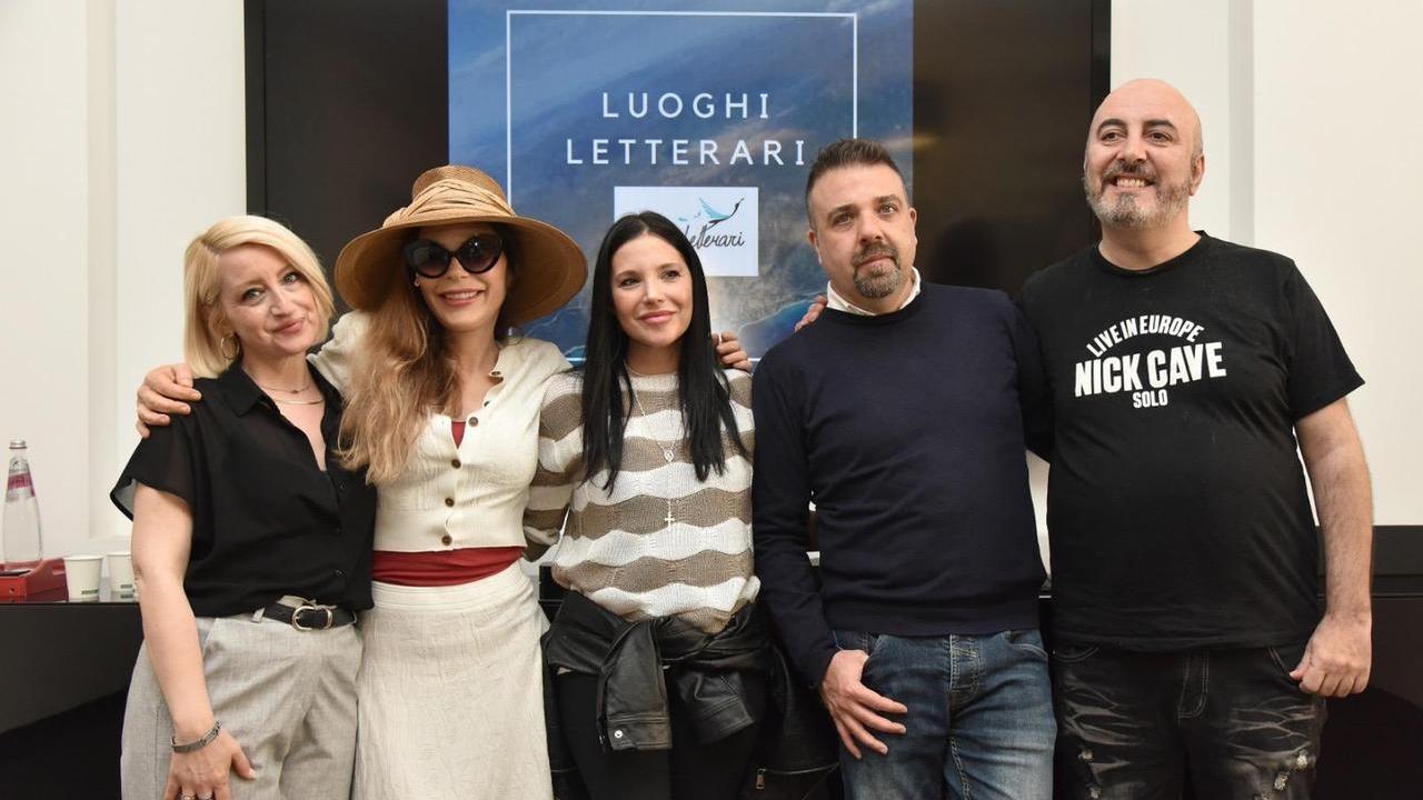 I piccoli paesi diventano “Luoghi letterari” per cinque scrittori. C’è anche Naike Rivelli: «La vacanza intelligente? In Sardegna» – VIDEO