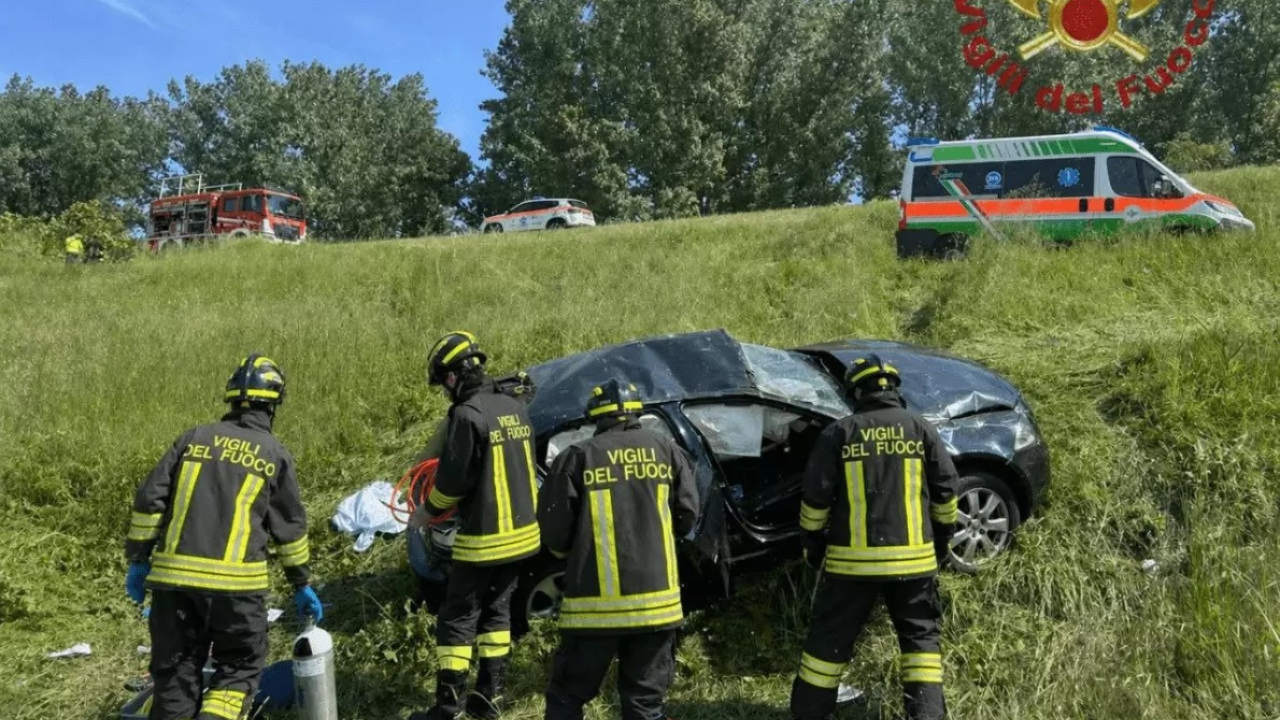 Rovigo, auto finisce in una scarpata: muore una 18enne