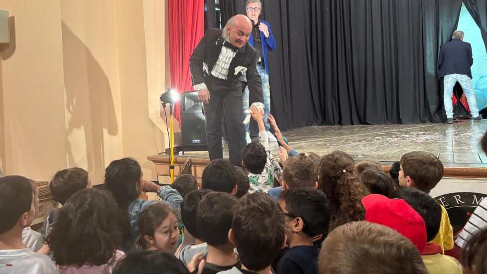 I bambini dell'istituto comprensivo di Castelvetro a lezione dal mago