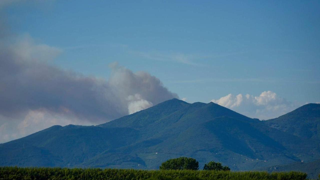 Il fumo visto dal versante di Lucca (foto Stick)