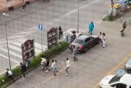 Parte la rissa a due passi dalla stazione di Ferrara