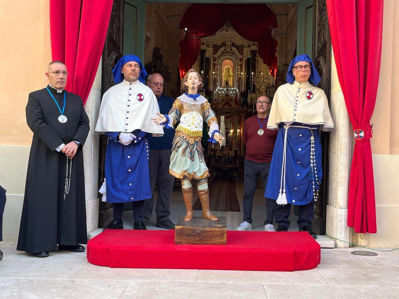 Sant’Efisio, a spalle fino a Giorgino e poi in furgone