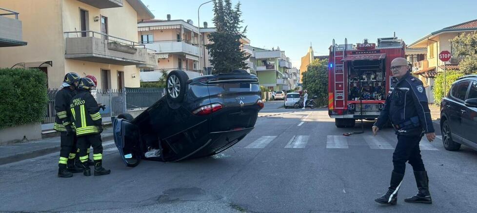 Viareggio, si ribalta con l’auto e i tre figli a bordo: tragedia sfiorata