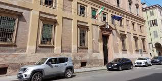 Prof va a processo per violenza sessuale: «Ha baciato un suo studente di 16 anni»