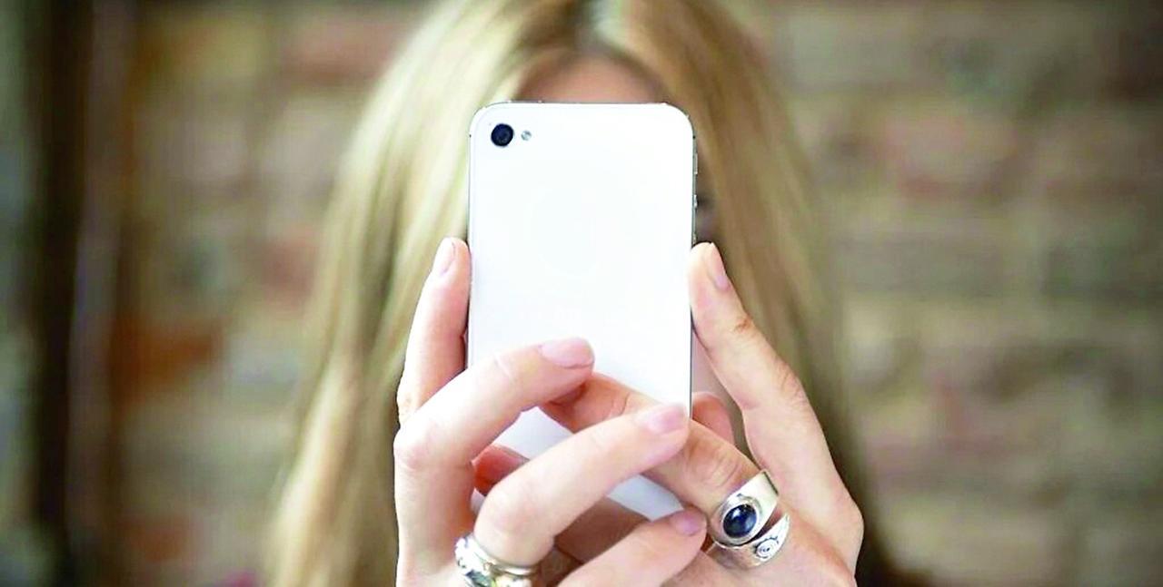 Sassari, quattordicimila messaggi minacciosi alla figlia minorenne: condannata – La storia choc