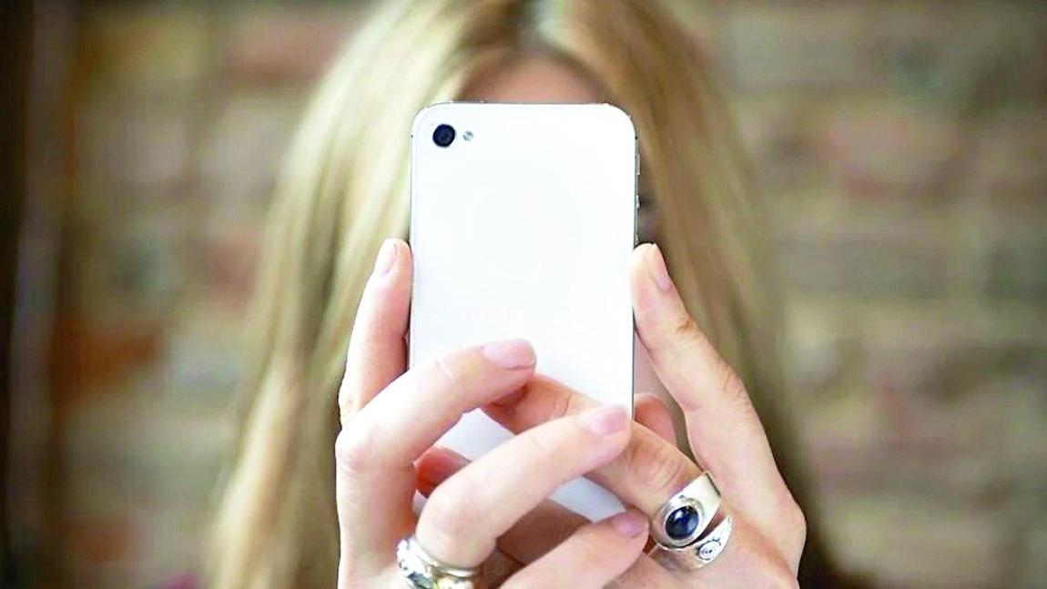 Sassari, quattordicimila messaggi minacciosi alla figlia minorenne: condannata – La storia choc