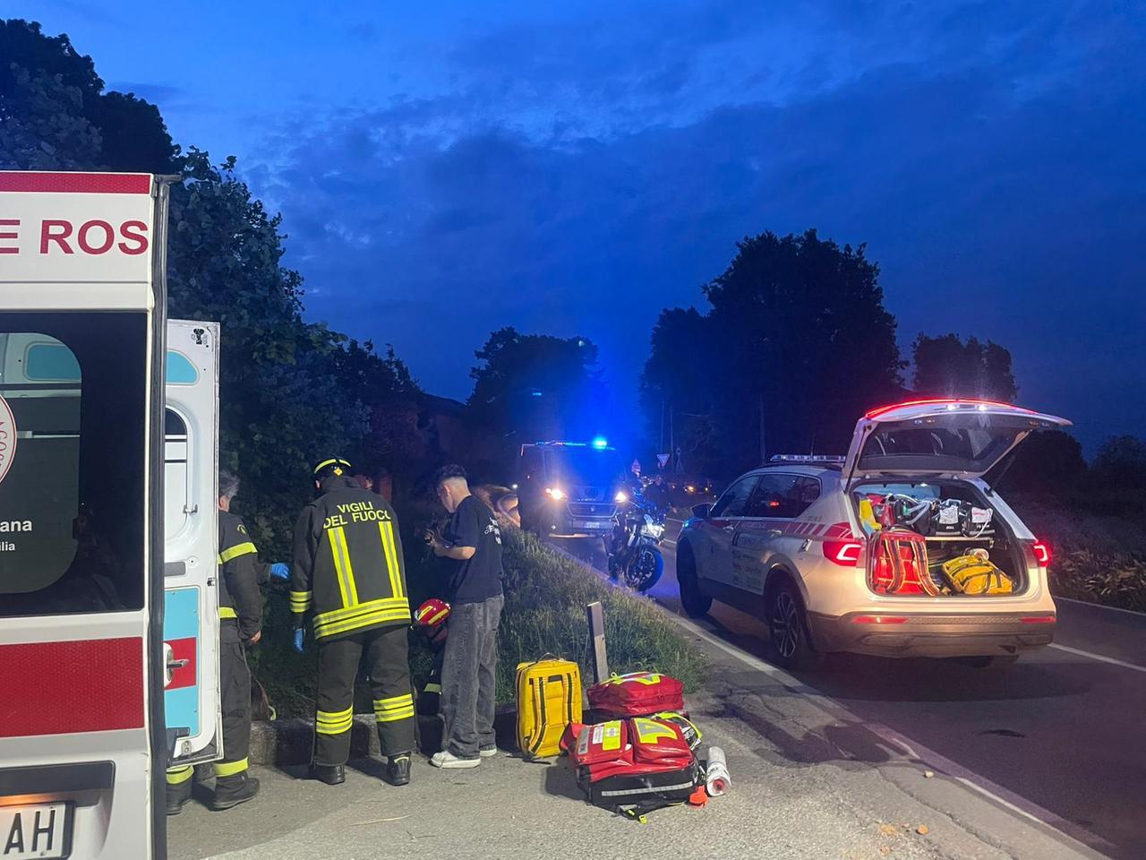 Perde il controllo della moto e precipita in un fossato: gravissimo un ventenne