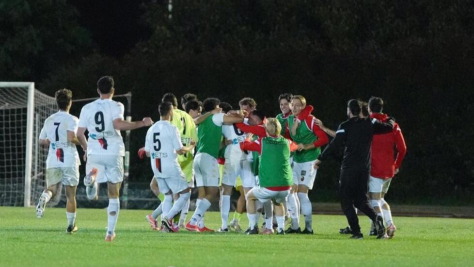 L'esultanza dei rossoneri (foto Nucci)