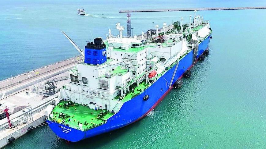 La nave nel porto di Piombino