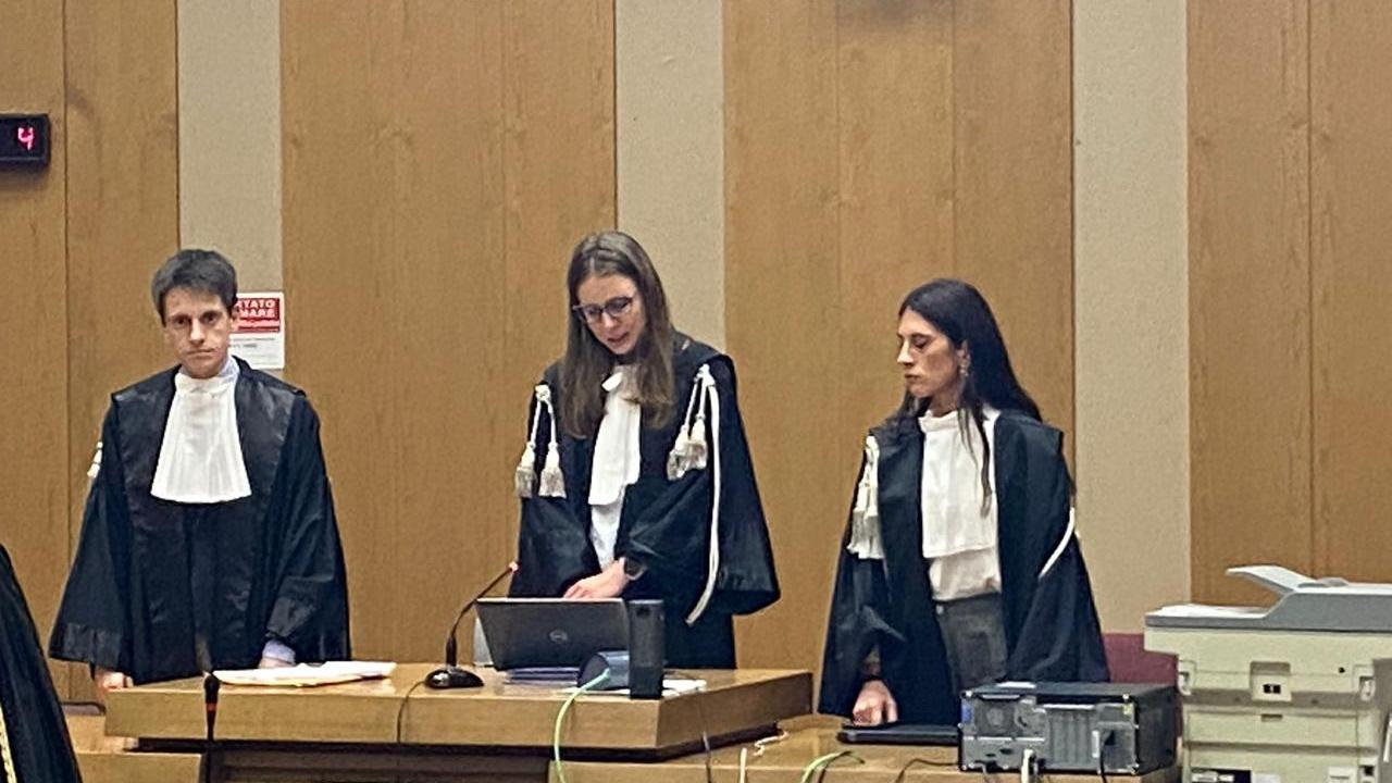 Anziano chiede alla vicina minorenne una foto nuda in cambio di sigarette: condannato