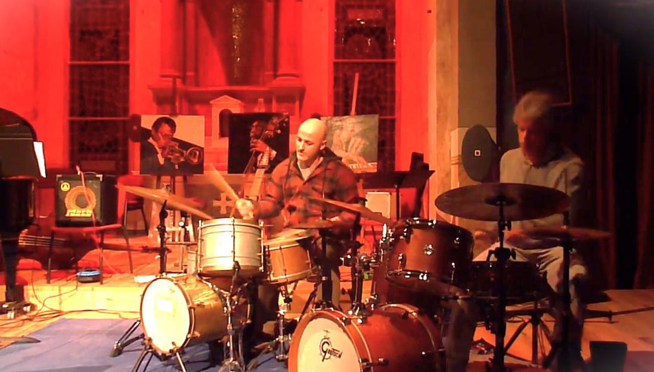 
	Nella foto i batteristi Daniele Paoletti e Francesco Petreni;&nbsp; sullo sfondo i&nbsp;quadri di Claudio Calvetti (foto Chiara Carboni)

