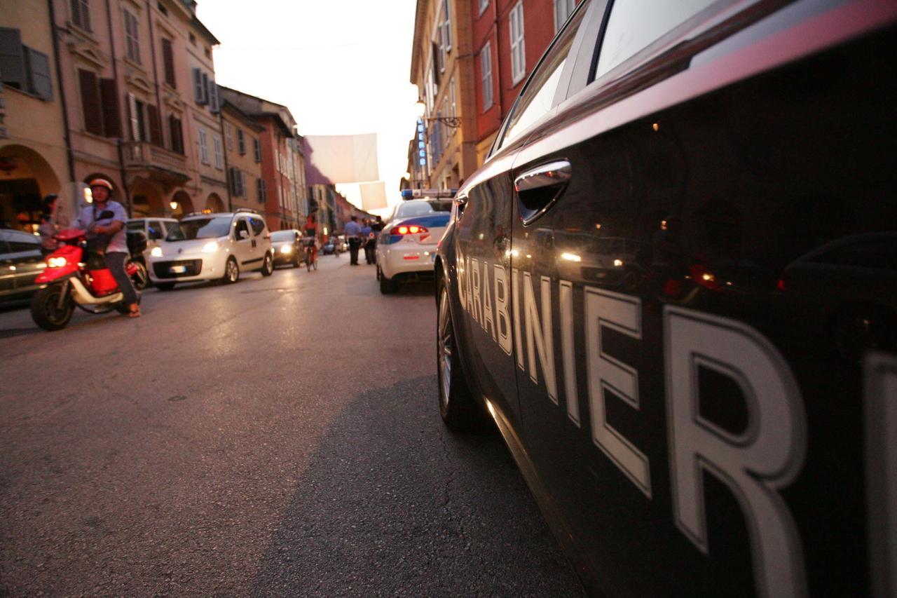 Tenta di rapinare tre giovani minacciandoli con una bottiglia: un arresto in centro storico