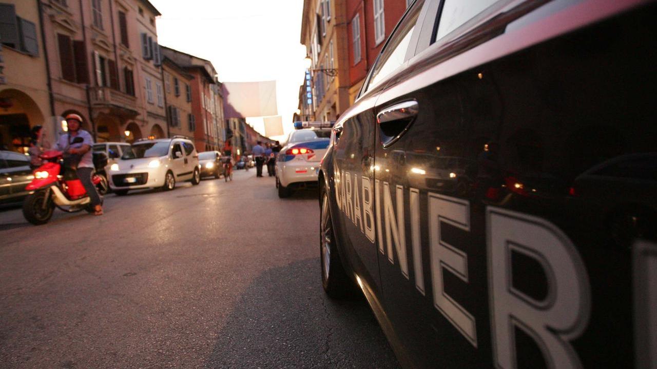 Tenta di rapinare tre giovani minacciandoli con una bottiglia: un arresto in centro storico