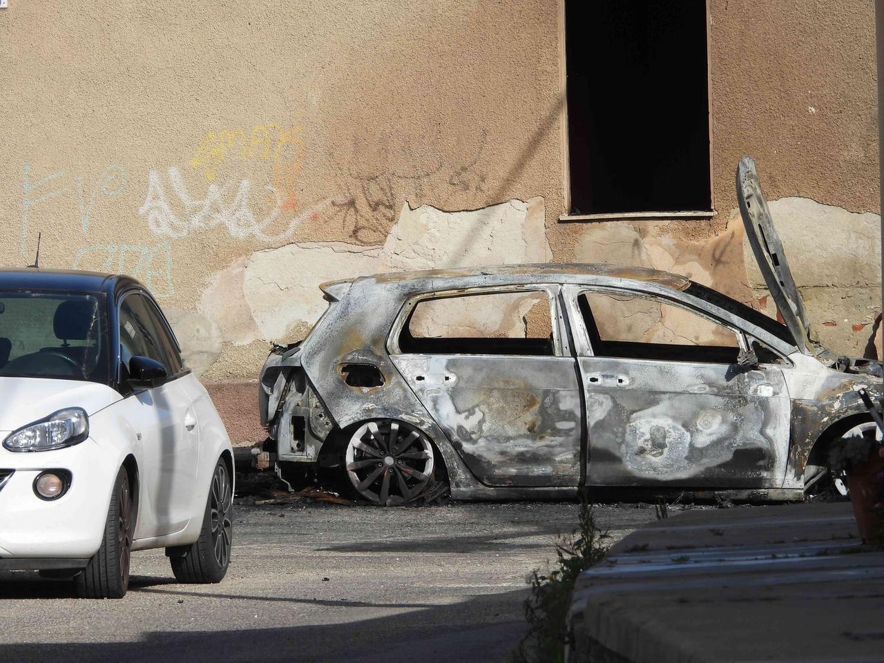 Auto a fuoco nella notte, il quartiere rimane senza luce: ecco che cosa è successo