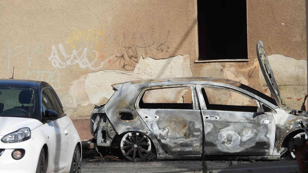 Auto a fuoco nella notte, il quartiere rimane senza luce: ecco che cosa è successo