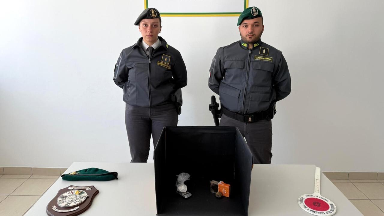 Mala Movida, spaccio di cocaina e hashish in monopattino: pusher arrestato nel centro storico di Olbia – VIDEO