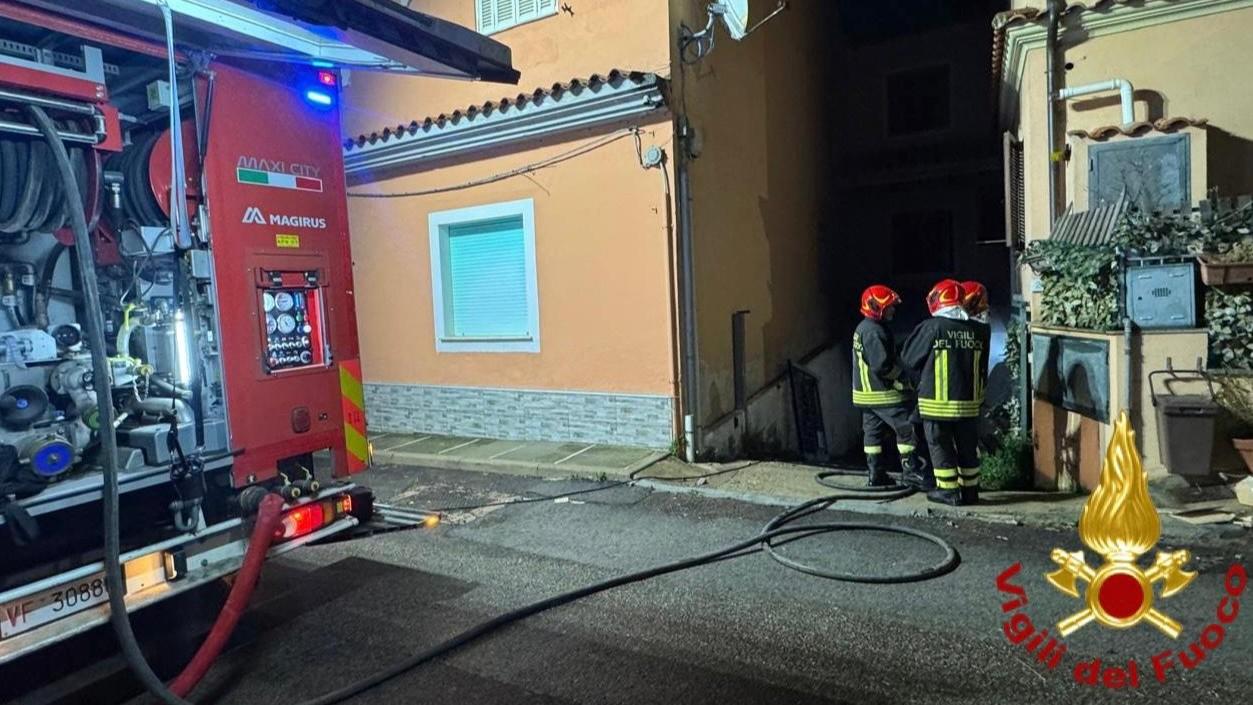 Incendio in un garage, a fuoco due motociclette