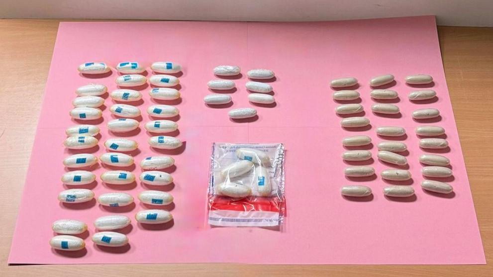 Atterra ad Alghero con un chilo di droga nello stomaco: arrestato all’aeroporto