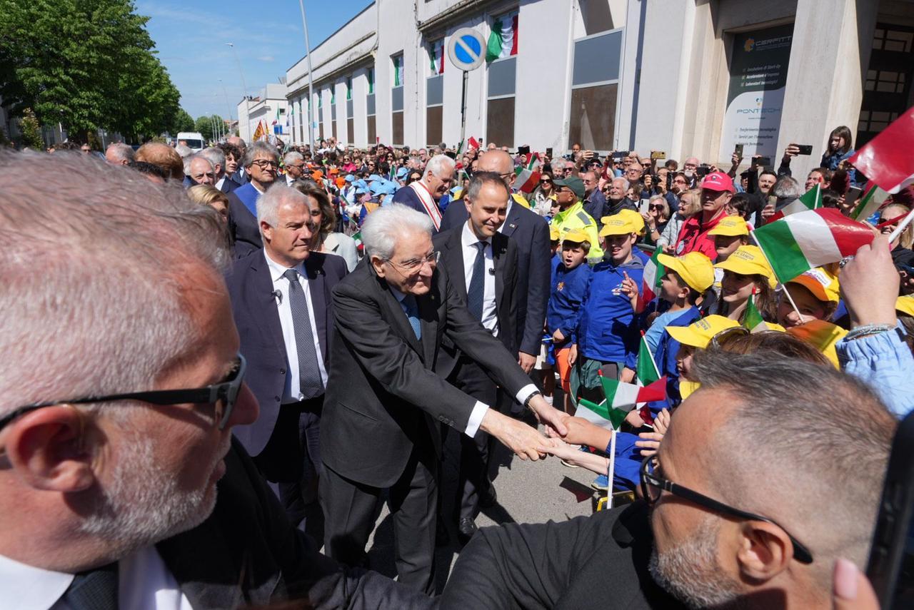Pontedera, Sergio Mattarella visita il Museo Piaggio: centinaia di bambini in festa per lui – Video