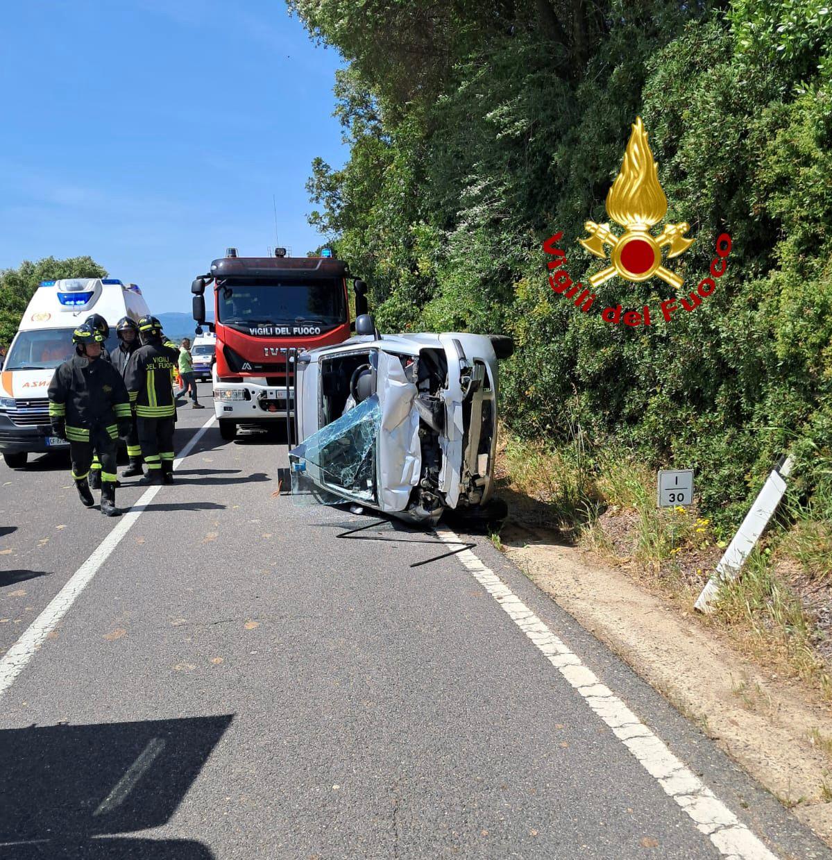 Scontro fra due auto, una si ribalta: feriti i conducenti – Ecco che cosa sappiamo