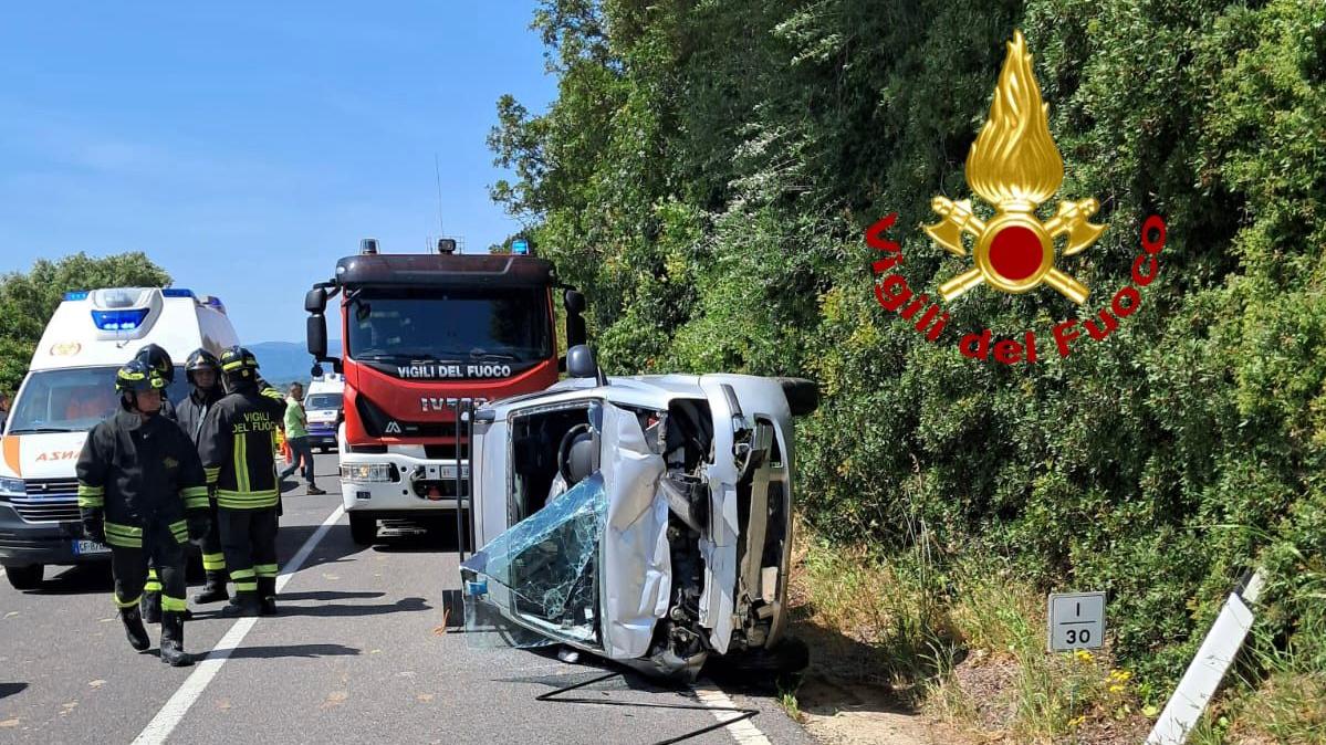 Scontro fra due auto, una si ribalta: feriti i conducenti – Ecco che cosa sappiamo