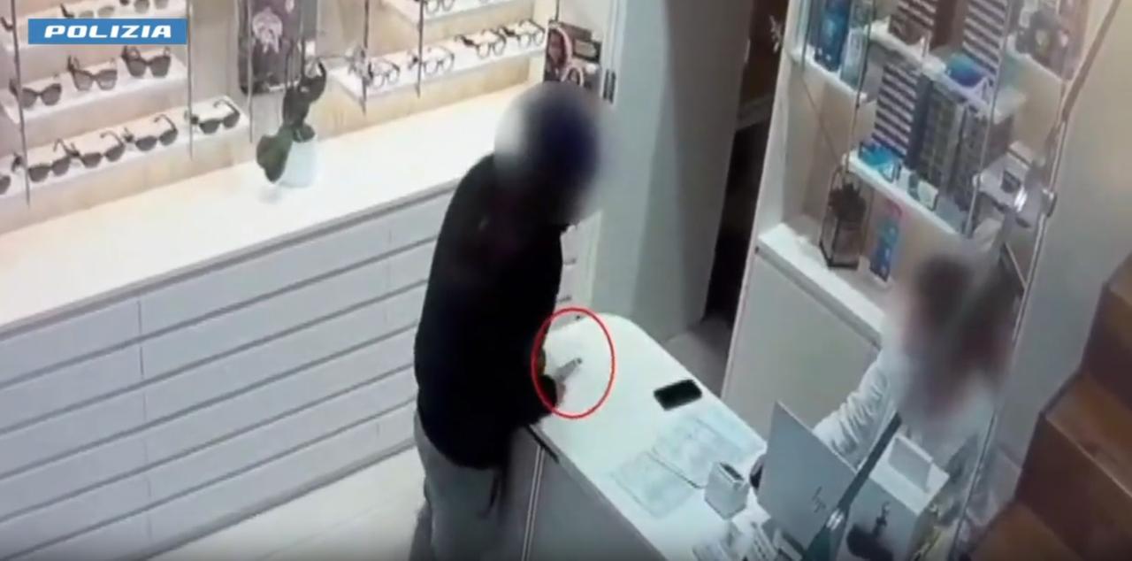 Coltello e passamontagna, cinque colpi in un mese nei quartieri di Firenze: arrestato rapinatore seriale