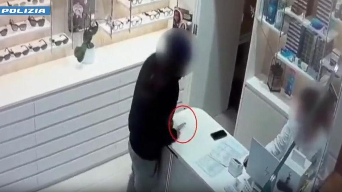 Coltello e passamontagna, cinque colpi in un mese nei quartieri di Firenze: arrestato rapinatore seriale