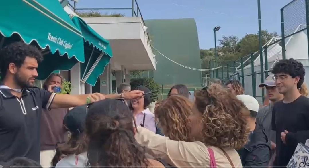 Sardegna Open, Matteo Berrettini manda in delirio le fan: oggi lo scontro con l’argentino Navone – FOTO E VIDEO