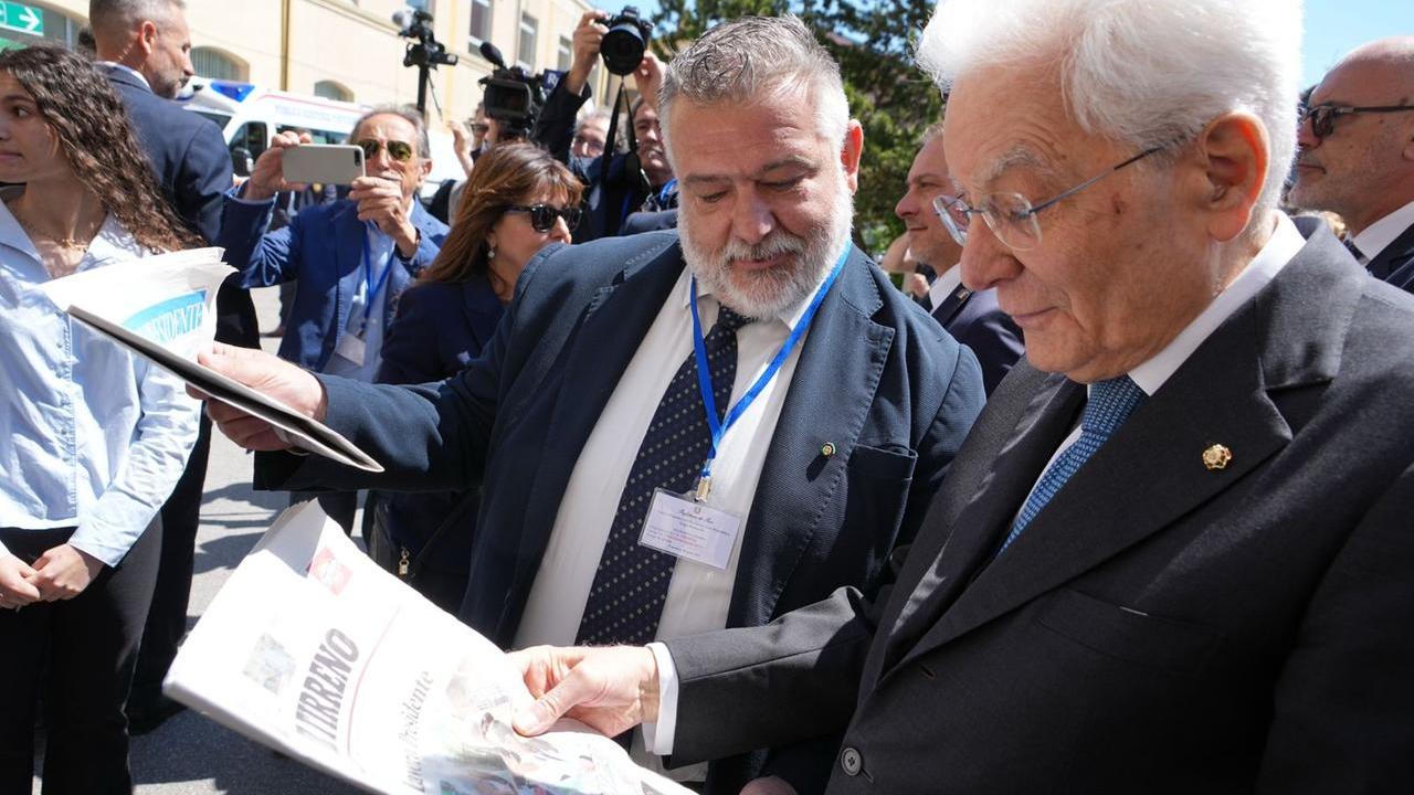 Il direttore Cristiano Marcacci e la copia del Tirreno a Sergio Mattarella