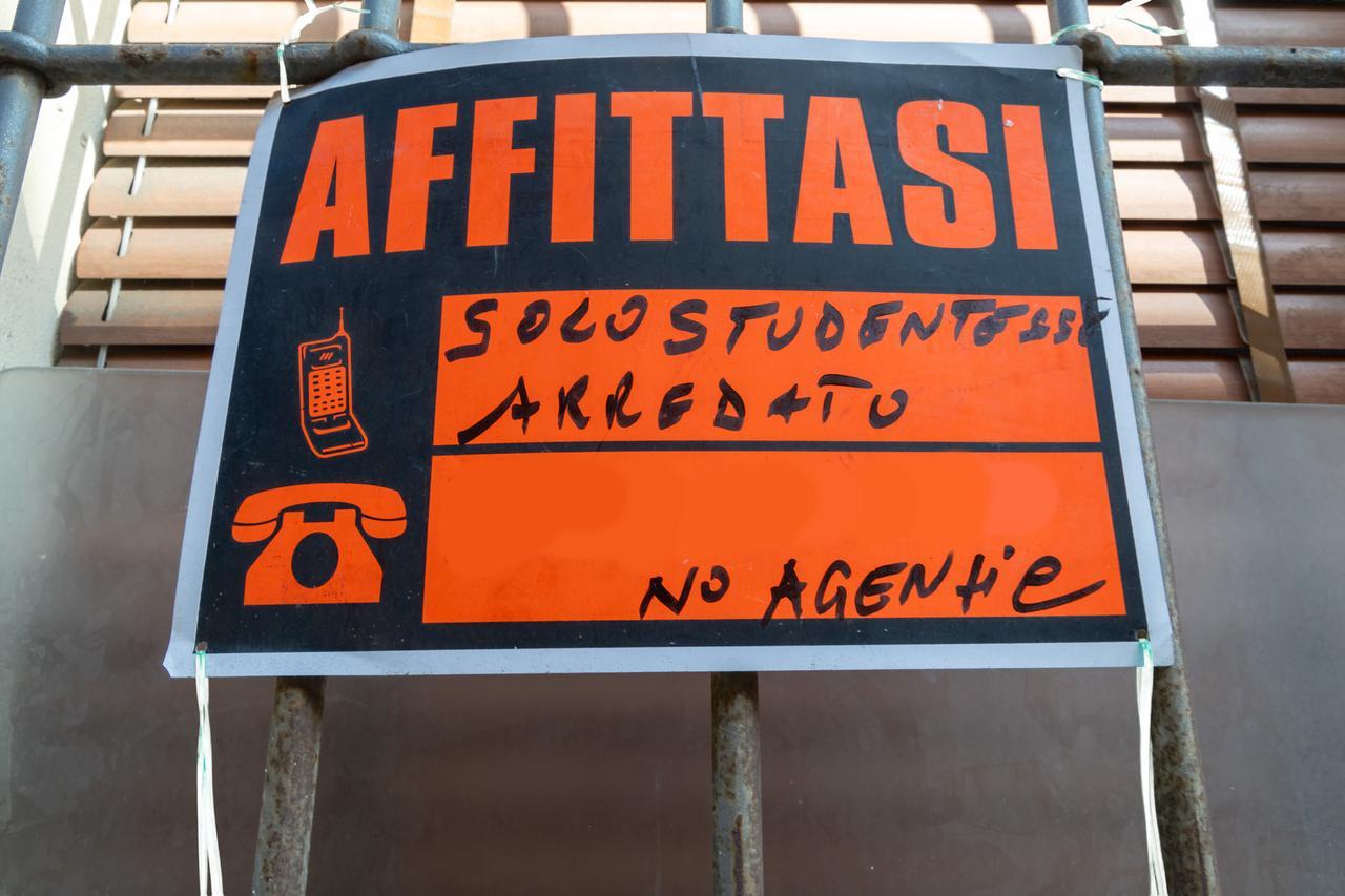 Posti letto a Ferrara, costi lievitati: quanto costa in media una stanza