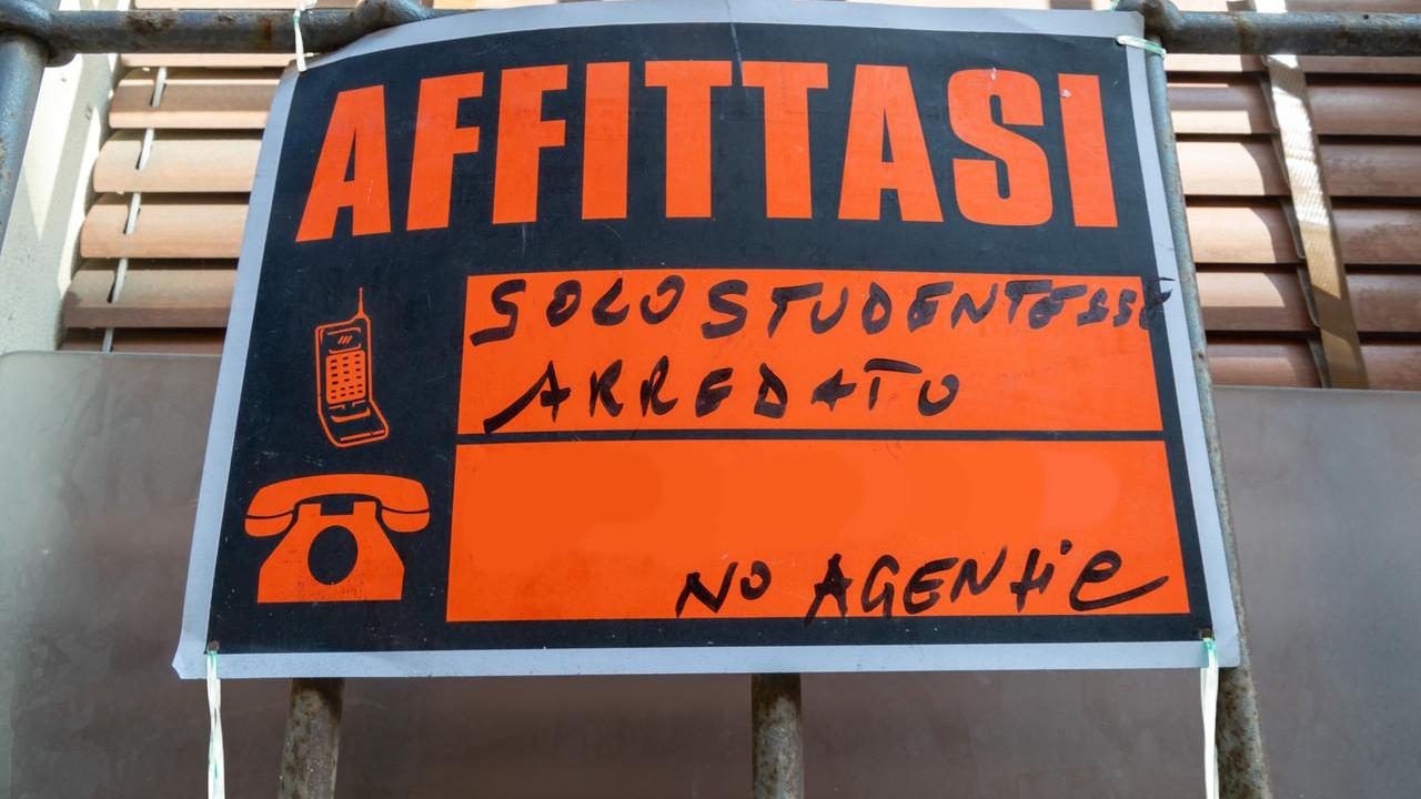 Posti letto a Ferrara, costi lievitati: quanto costa in media una stanza