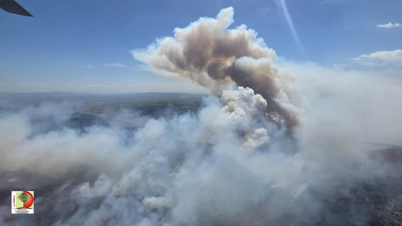 Incendio sul Monte Faeta, già in fumo 70 ettari e le fiamme non si fermano: ordine di evacuazione per alcune case