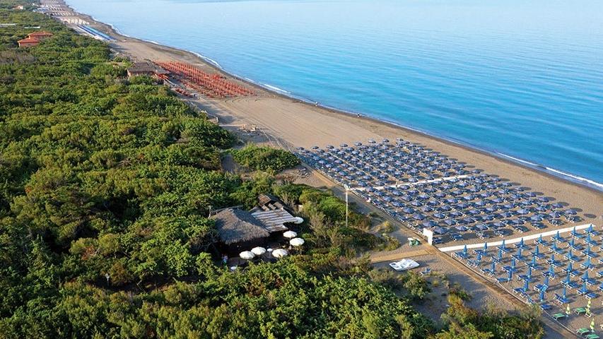 Una veduta dall'alto della spiaggia di Marina di Bibbona