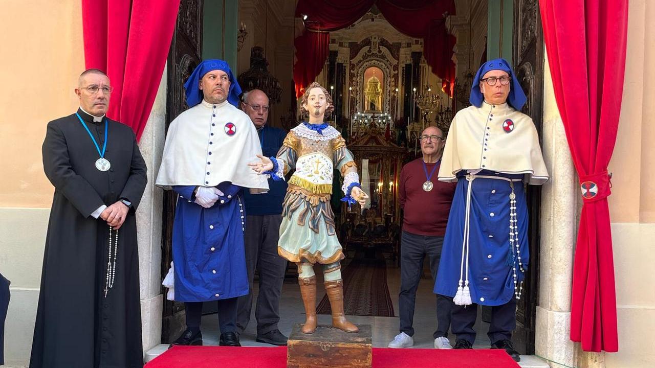 Sant'Efisio con gli abiti di gala (foto Rosas)
