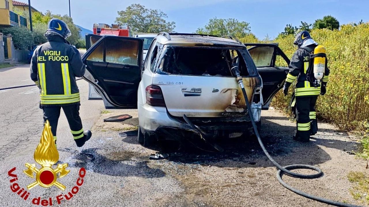 Paura a Olbia, parcheggia a bordo strada e l’auto prende fuoco: mistero sulle cause del rogo
