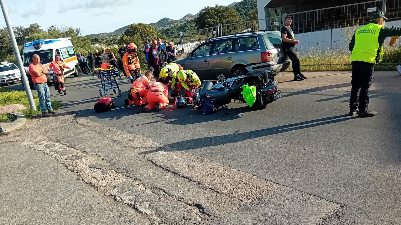 Violento scontro tra auto e moto: grave un centauro trasportato in elisoccorso